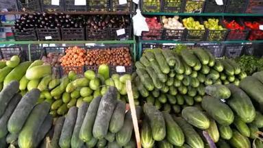 与黄瓜和其他蔬菜在街<strong>上市</strong>场展示。